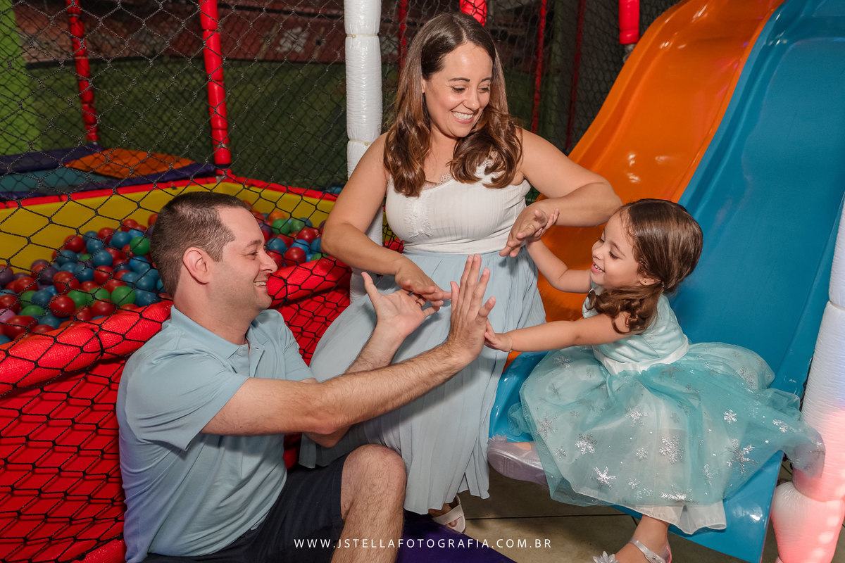 pais e aniversariante no tobogã