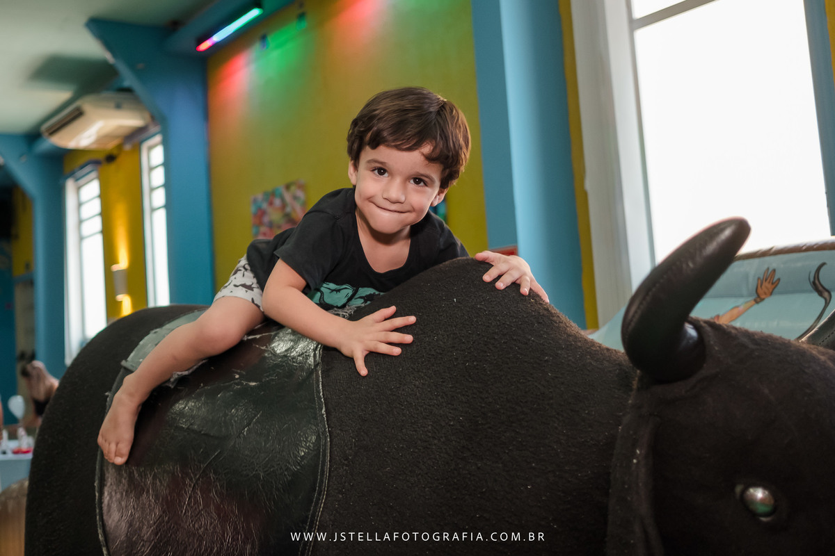 festa infantil com touro mecânico