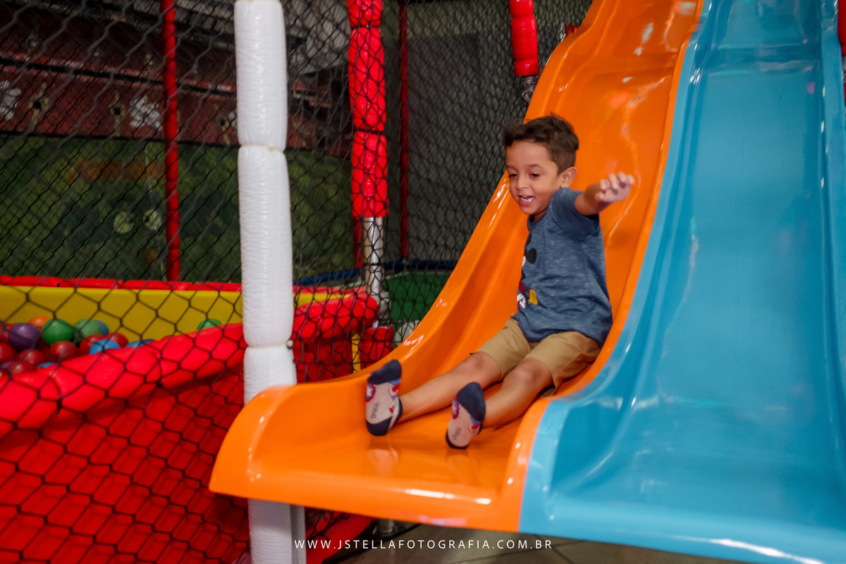 criança festa infantil no tobogã