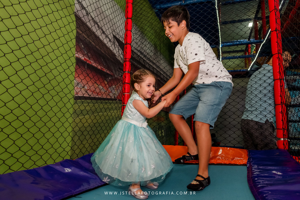 criança na festa infantil cama elástica