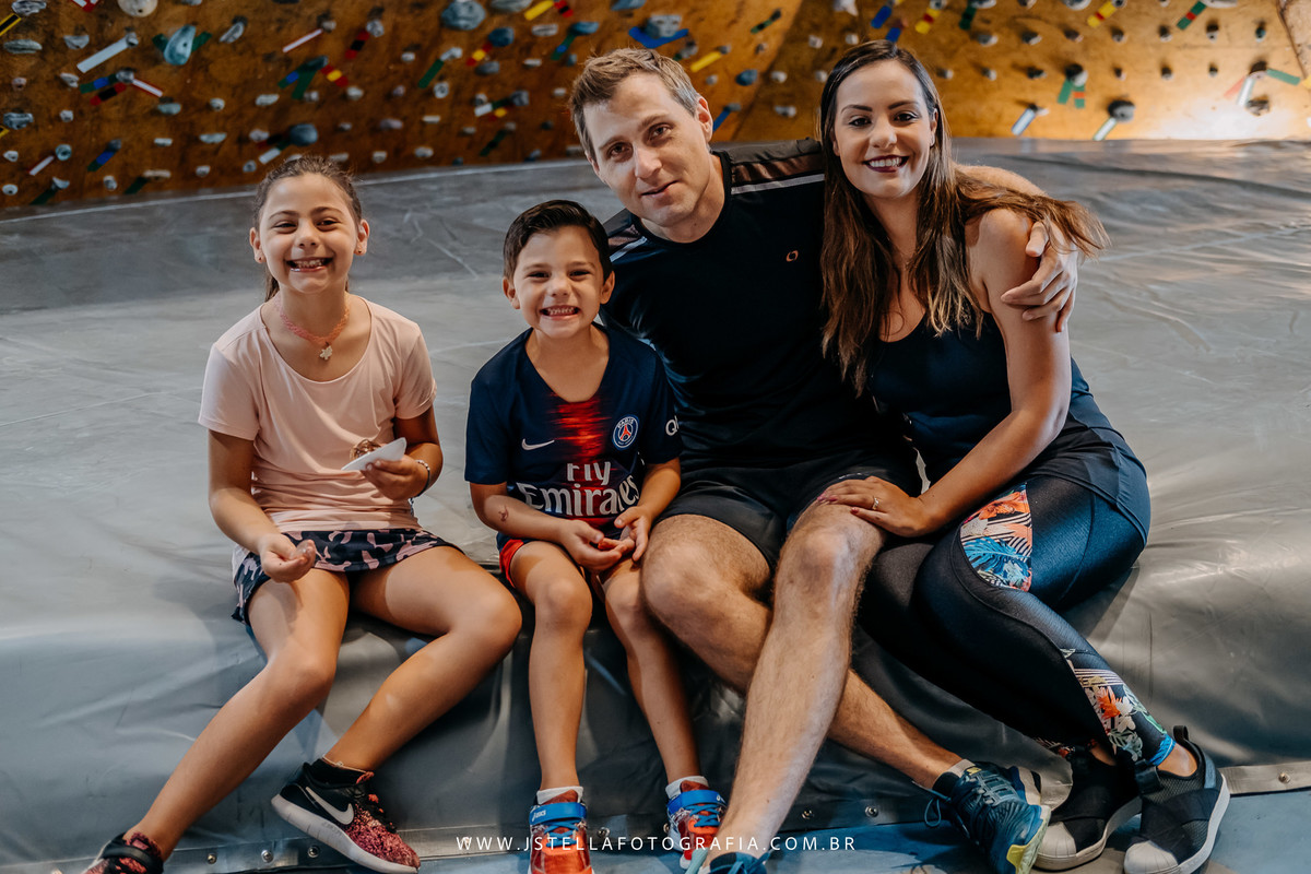 família na casa de pedra