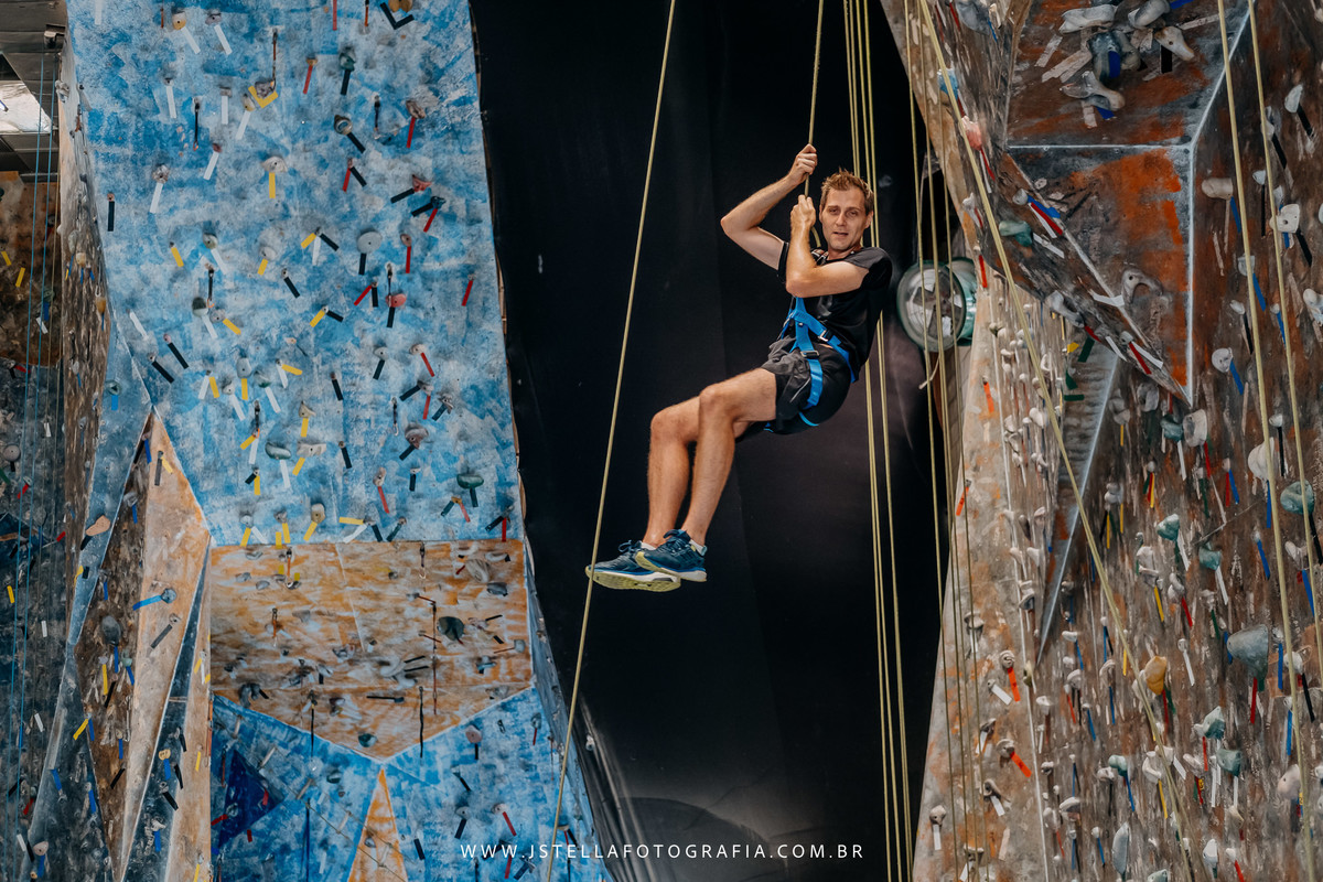 pai fazendo escalada