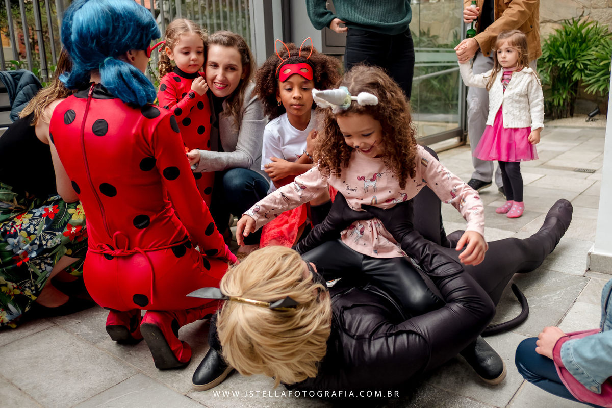 personagens ladybug na festa