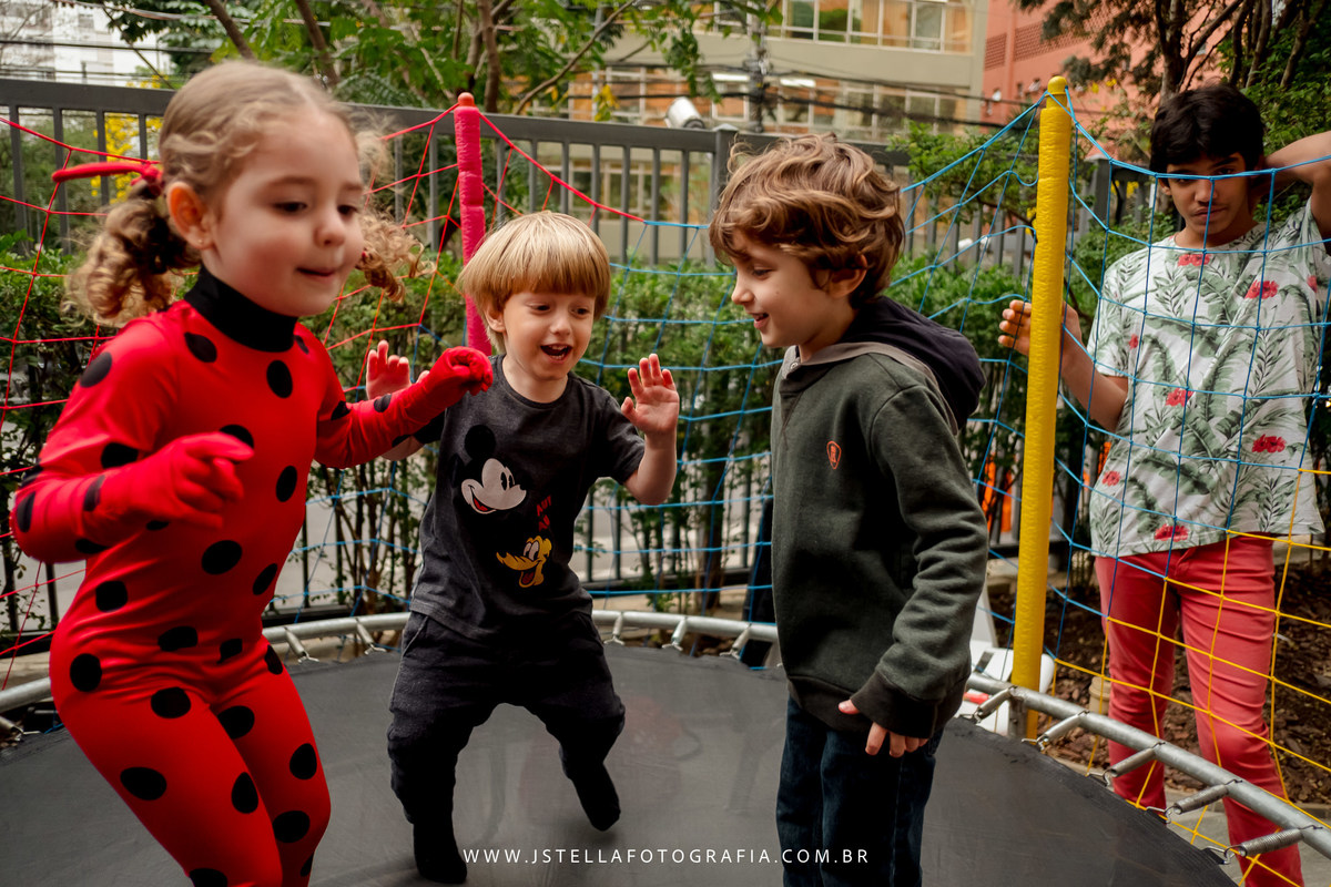 crianças na cama elástica