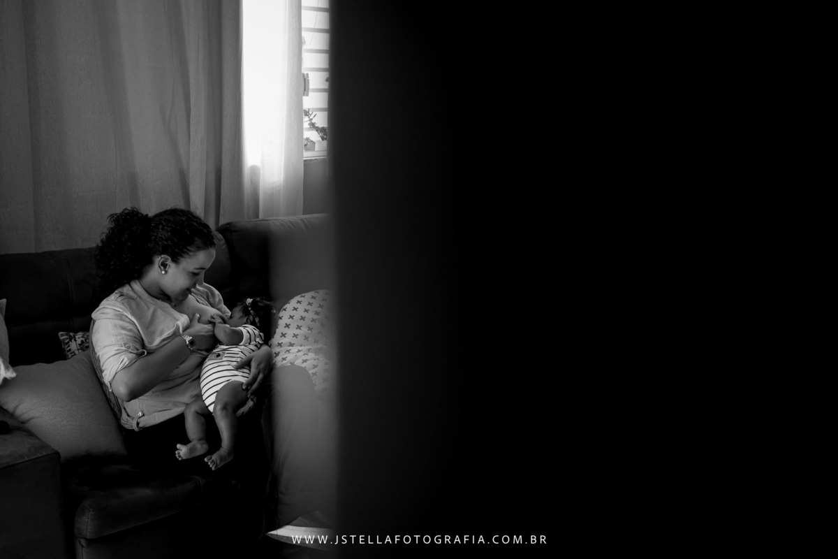 mãe amamentando bebê 