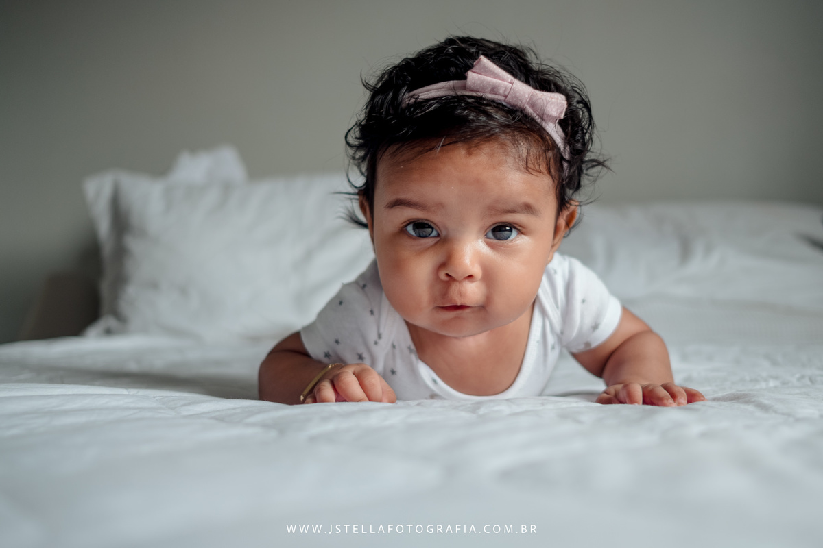 bebê de bruço em sessão de acompanhamento