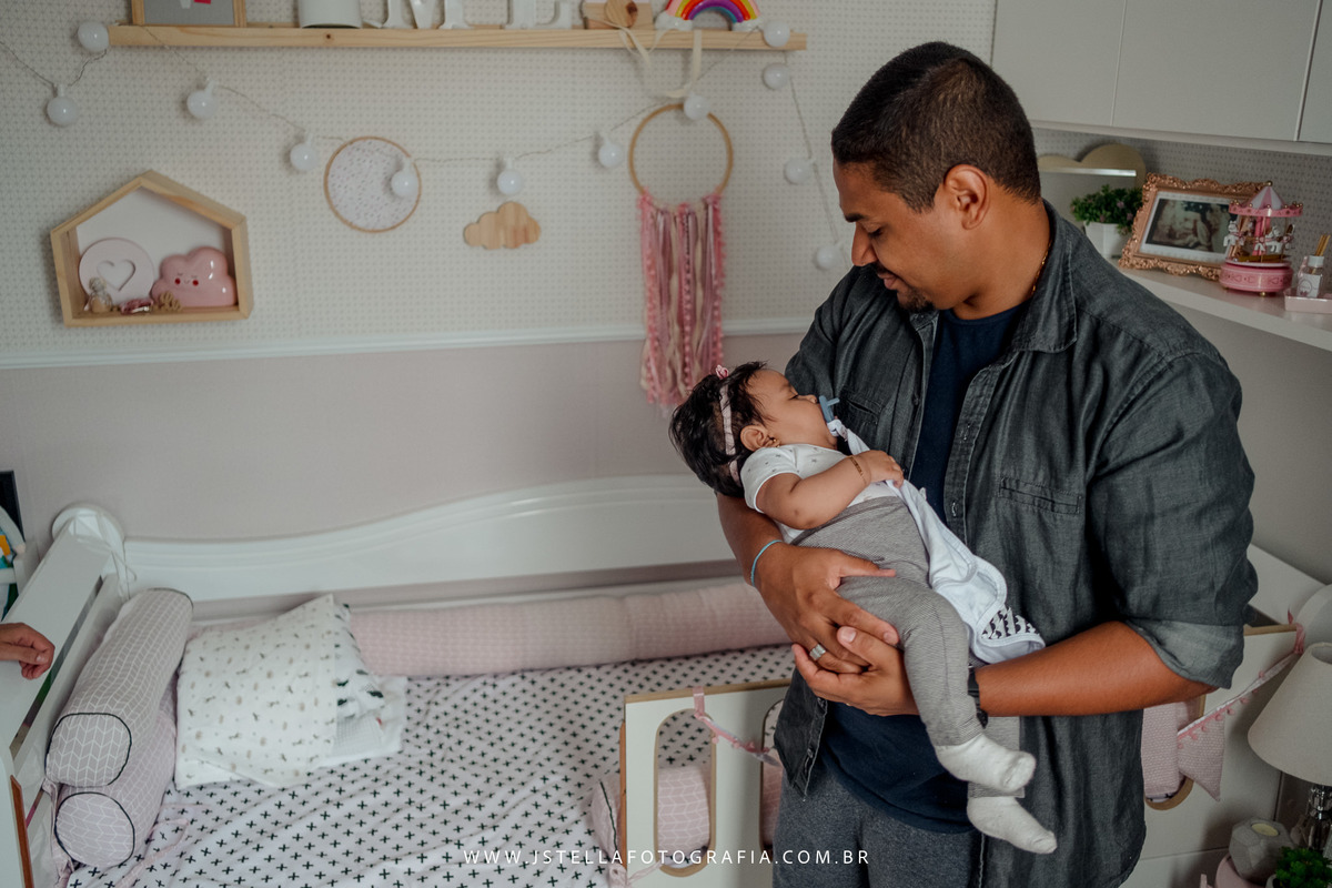 pai fazendo bebê dormir