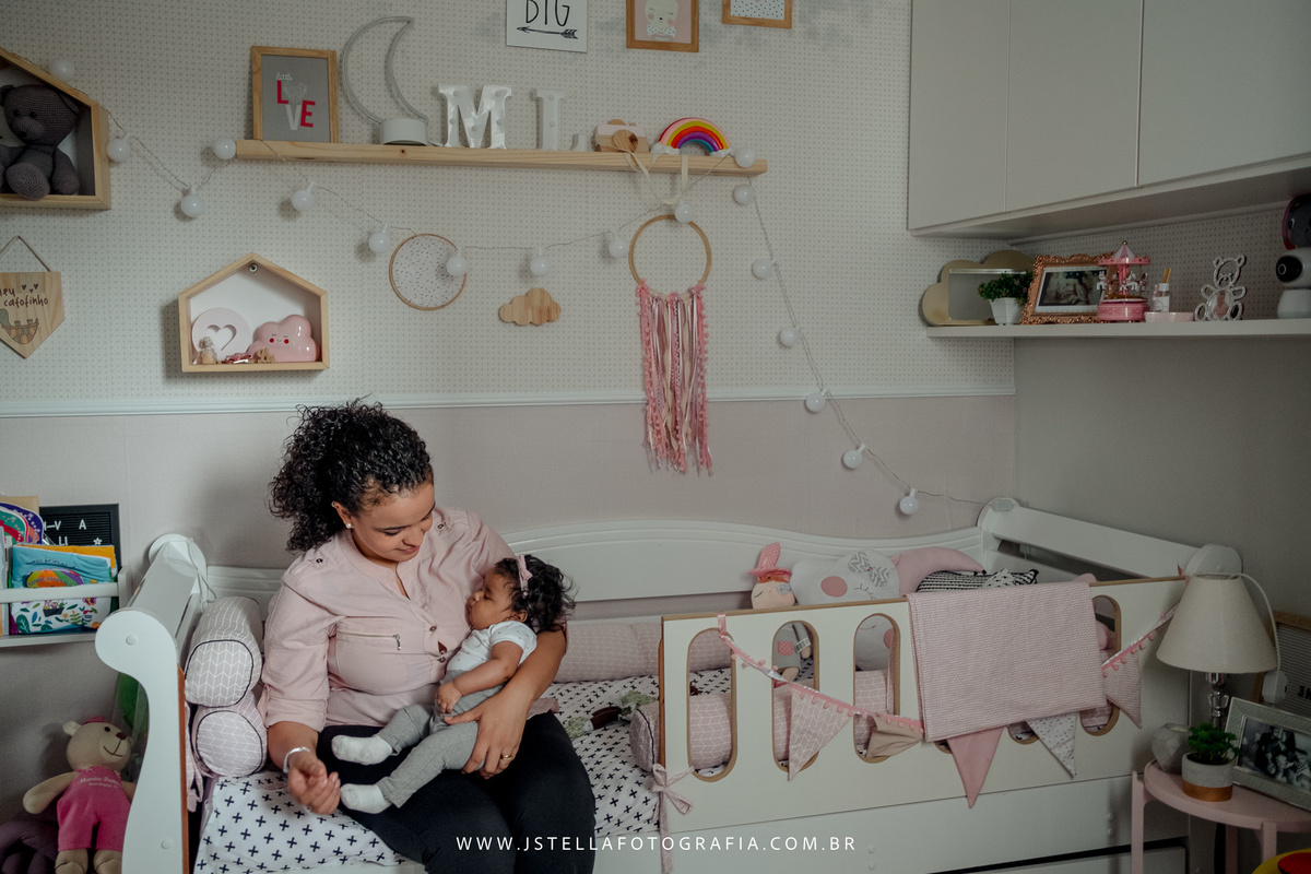 mãe fazendo bebê dormir