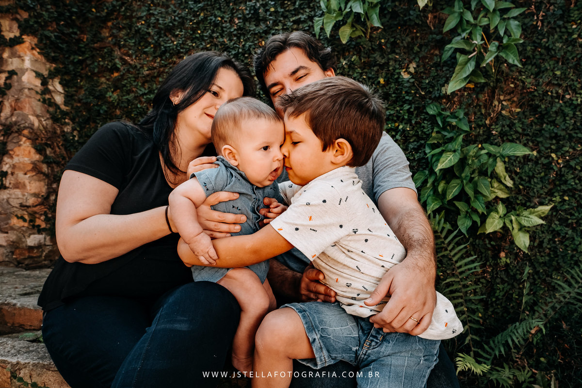 irmãos se abraçando