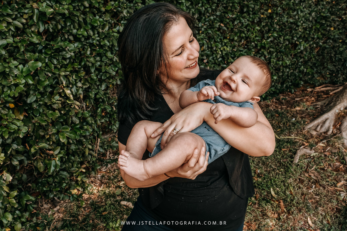 mãe fazendo cosquinha no bebê