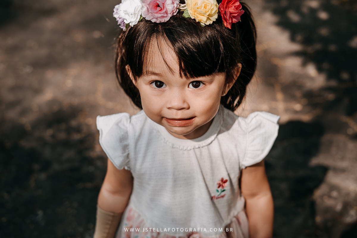 ensaio infantil com coroa de flores