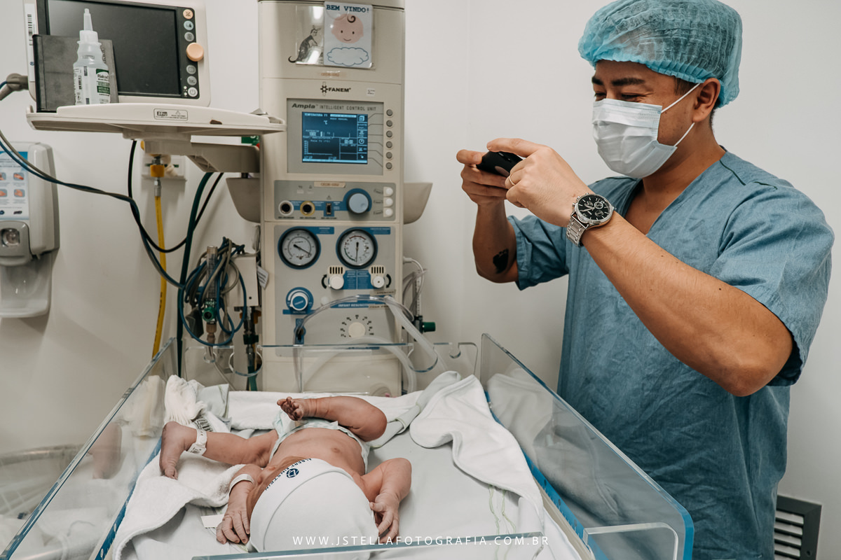 pai fazendo a primeira foto do filho após nascimento
