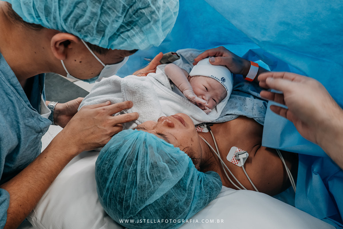 mãe vendo bebê pela primeira vez