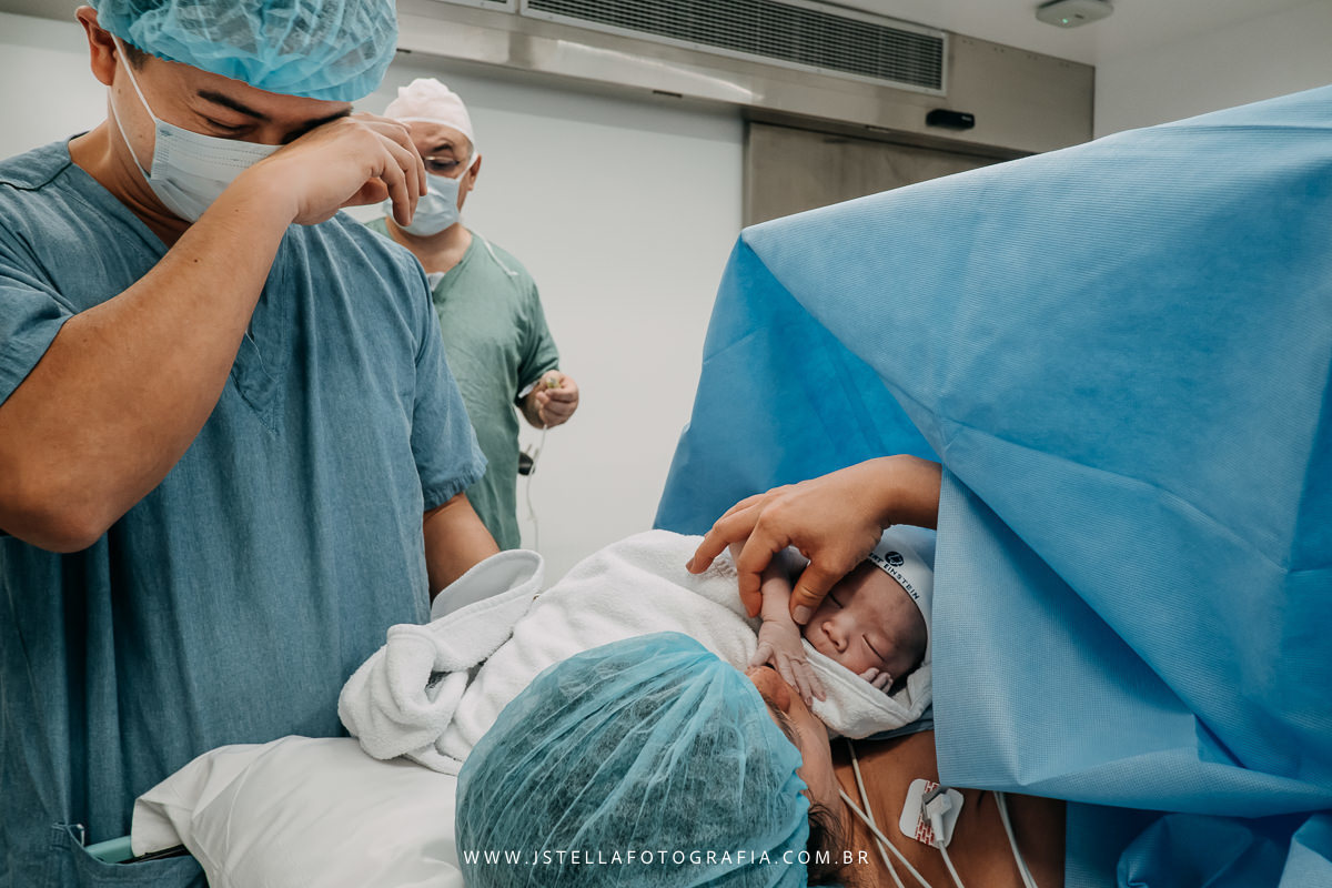 pai emocionado com nascimento do bebê