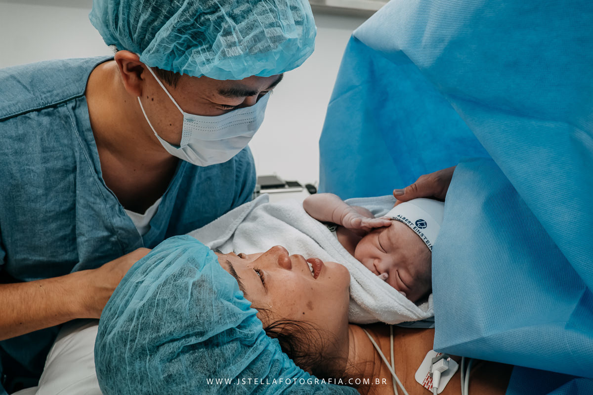 pais emocionados com nascimento do bebê