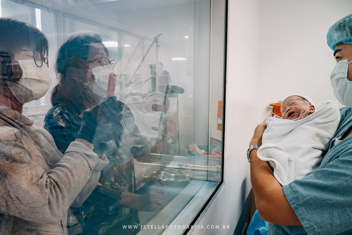 avós vendo recem nascido pela janela albert einstein