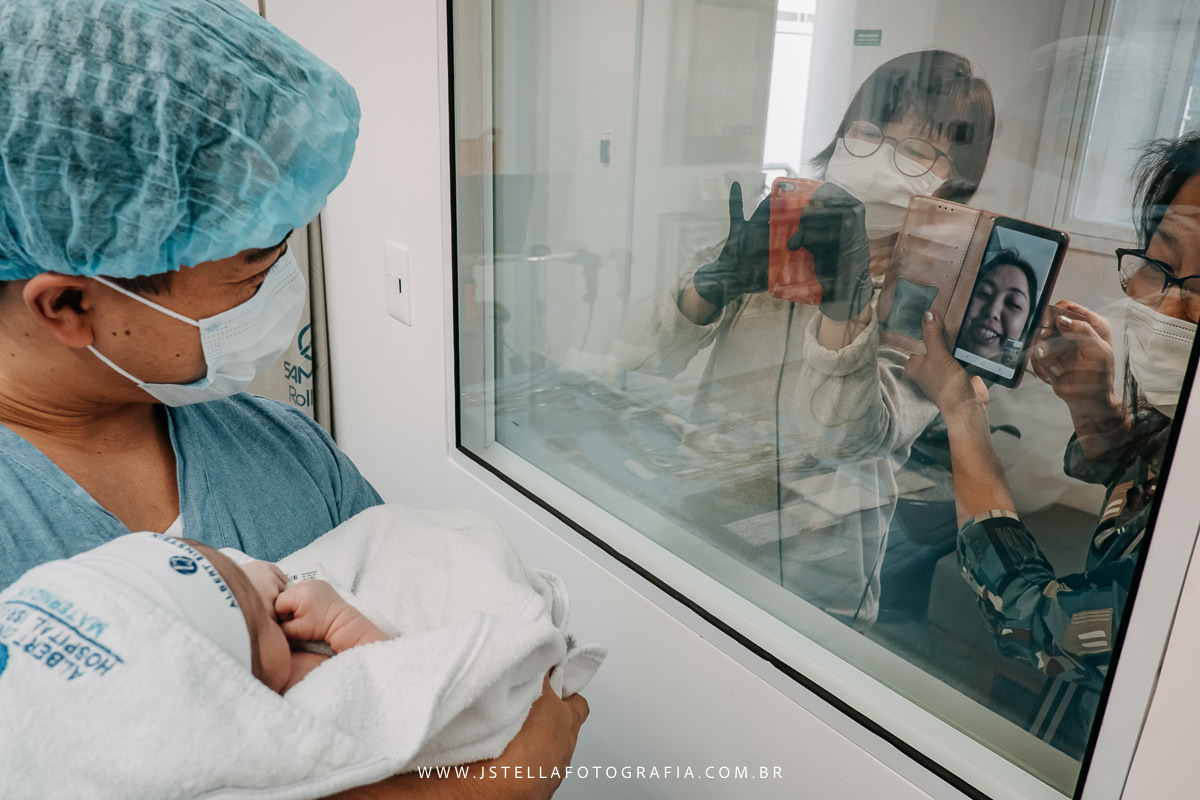 avós fotografando recém nascido hospital albert einstein