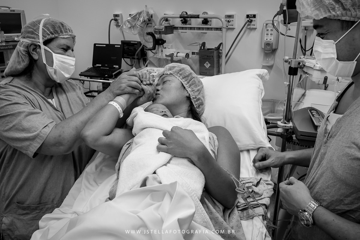 mãe agradecendo obstetra após o parto