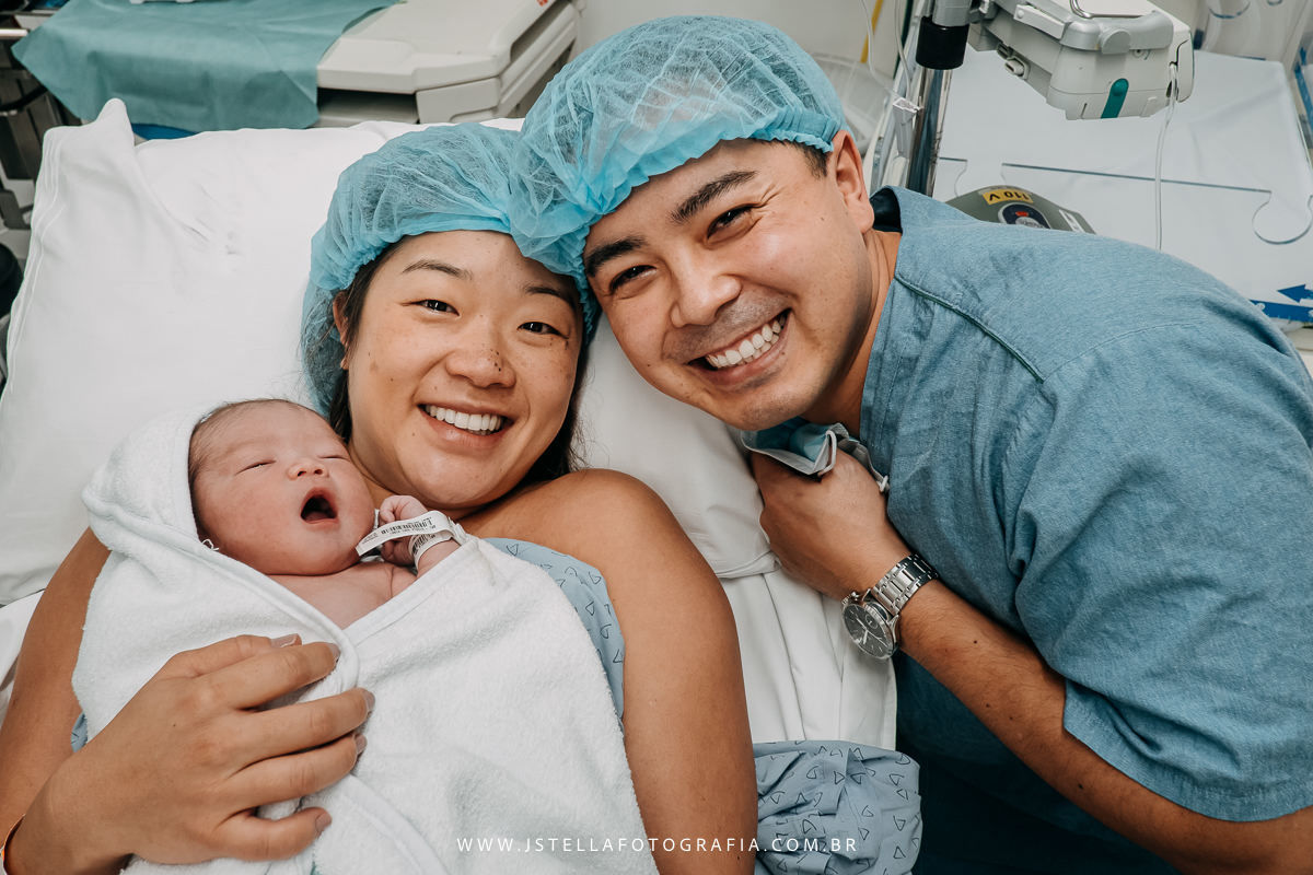 primeira foto do recém nascido com os pais