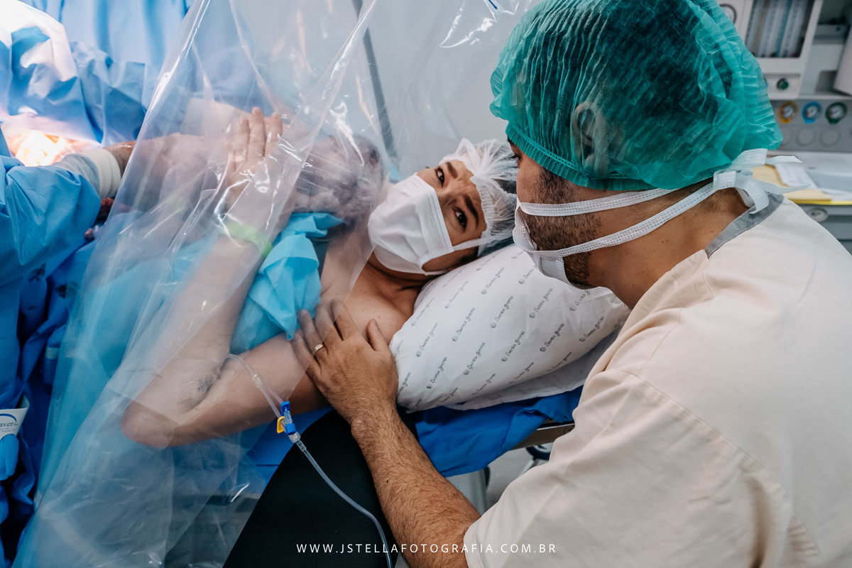 mãe emocionada com nascimento do bebê