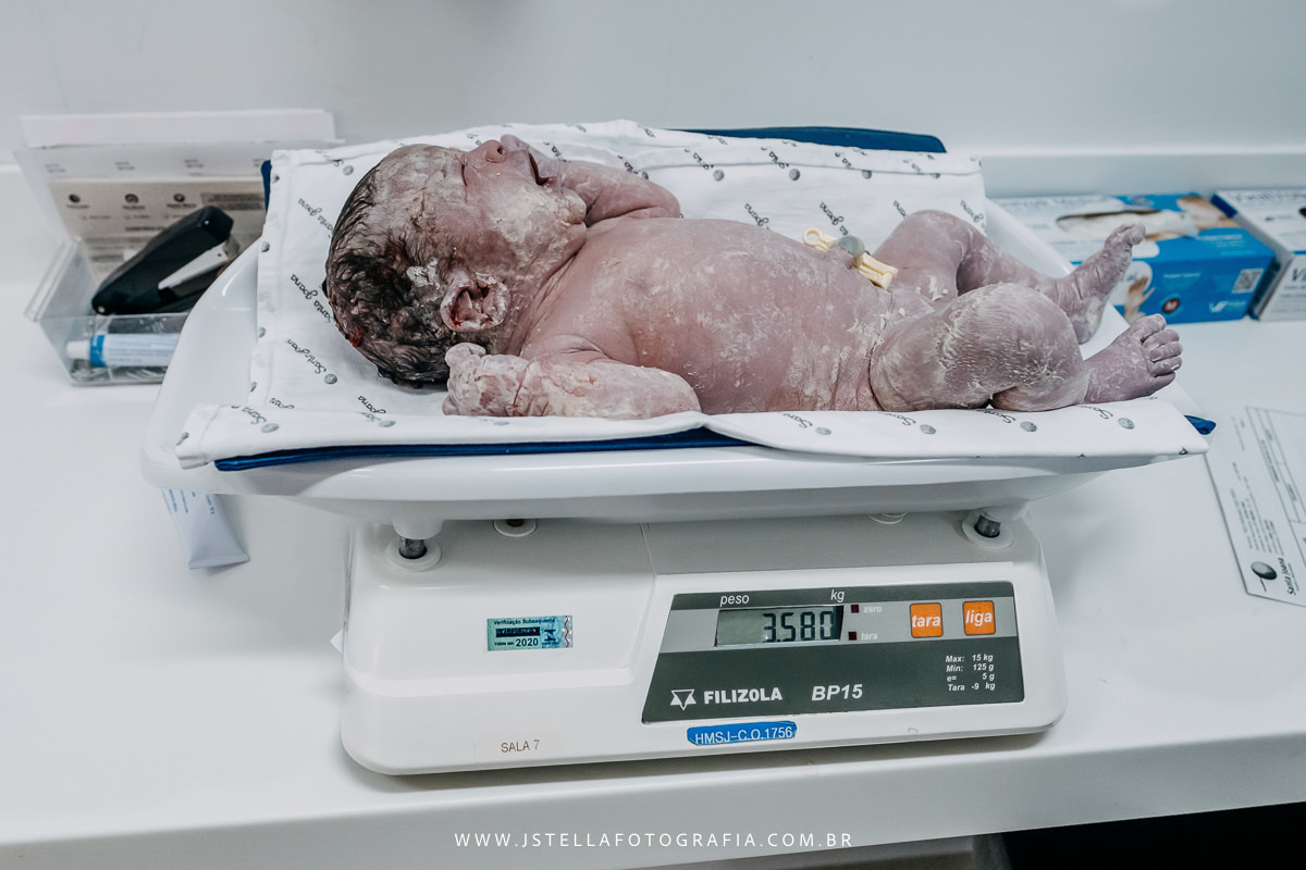 recém nascido sendo pesado