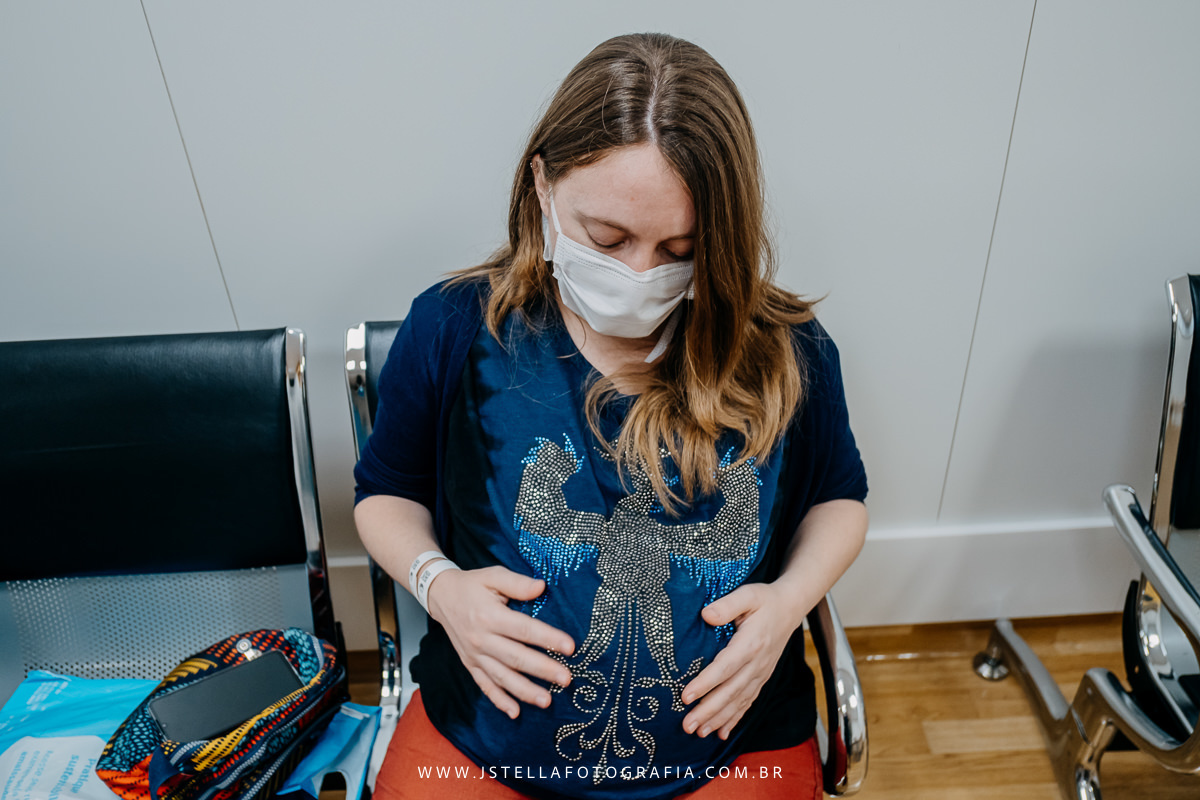 bebê mexendo na barriga da mãe