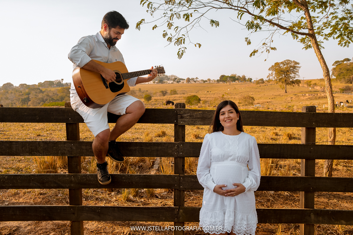 pai tocando violão em ensaio gestante