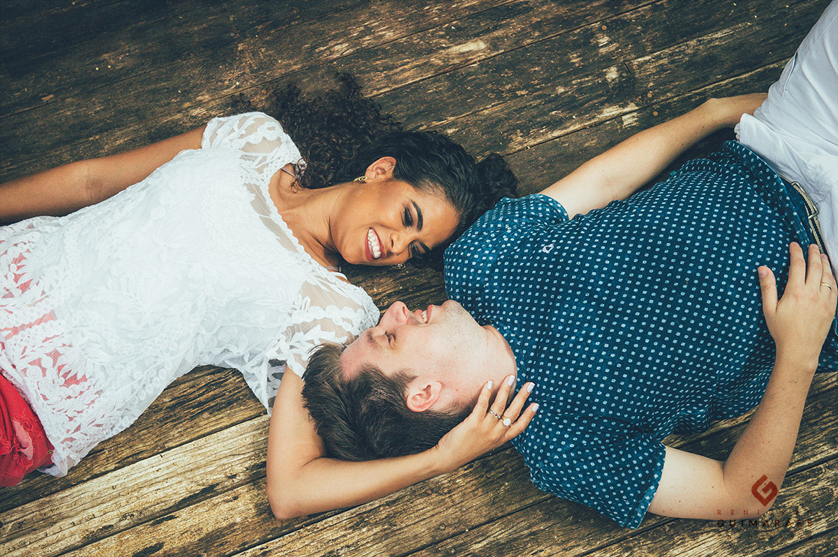 Muitos sorrisos do casal Natalia e Felipe em seu pré-wedding