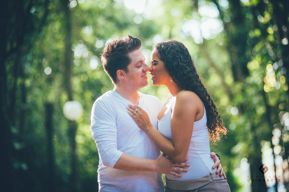Muitos sorrisos do casal Natalia e Felipe em seu pré-wedding