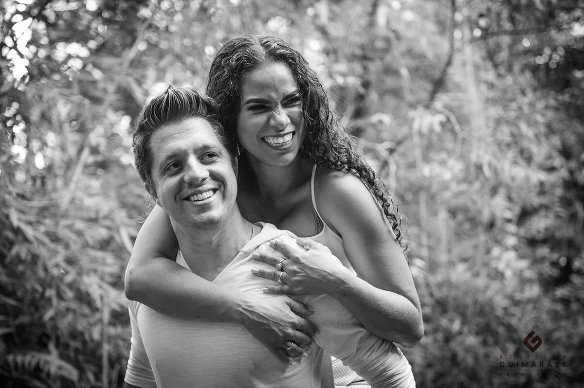 Muitos sorrisos do casal Natalia e Felipe em seu pré-wedding