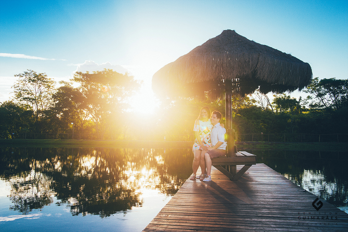 Ensaio pré-wedding ao ar livre da Natalia e Felipe com um lindo por do sol.