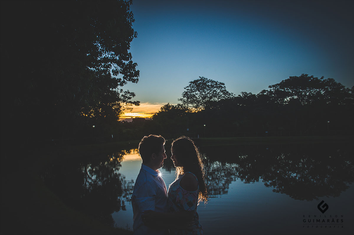 Ensaio pré-wedding ao ar livre da Natalia e Felipe com direito ao por do sol