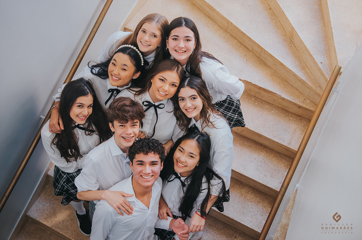 Fotos com os amigos na escada da biblioteca