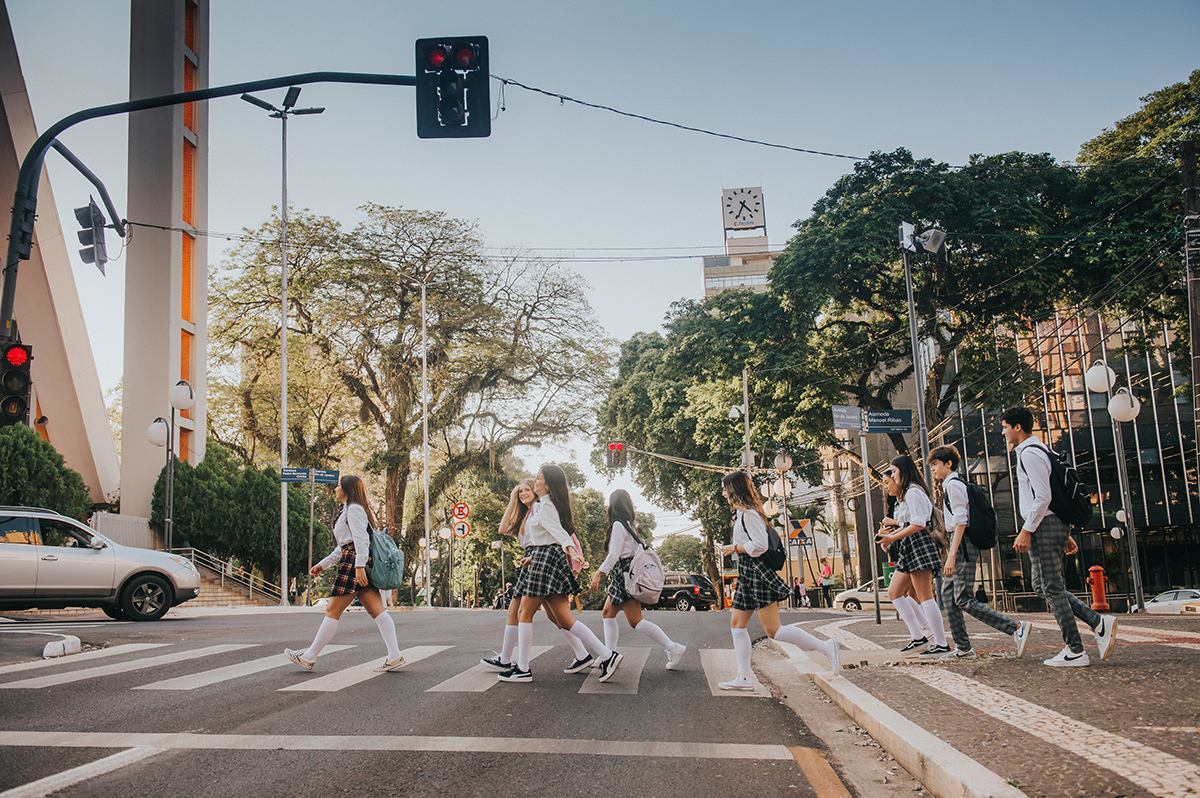Amigos atravessando a rua