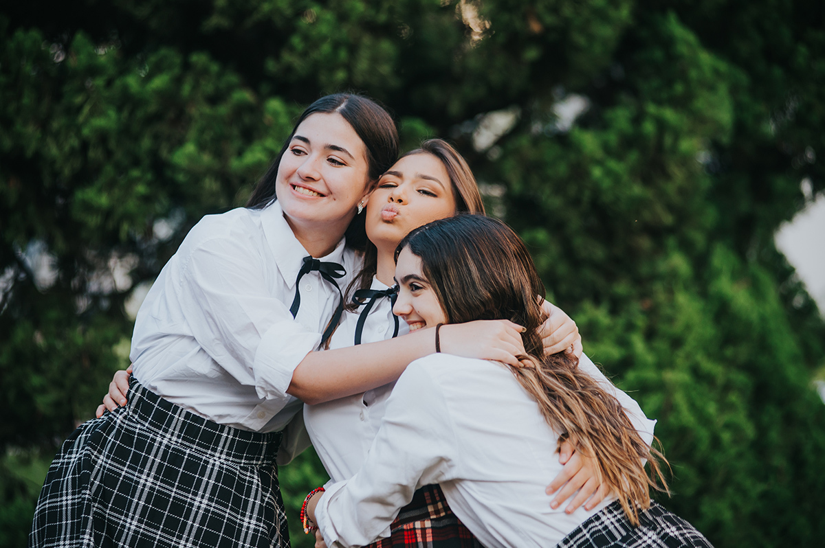 Aquele abraço gostoso nas amigas