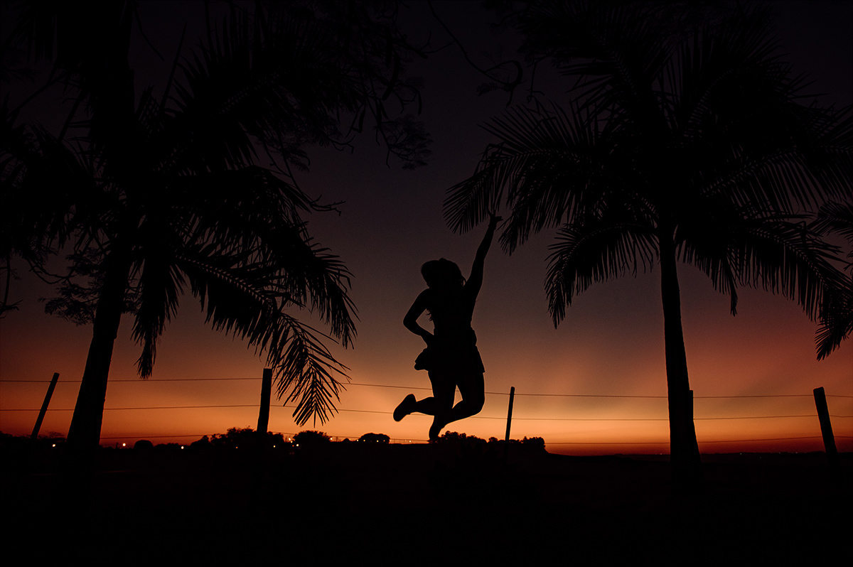 Pulando no pôr-do-sol