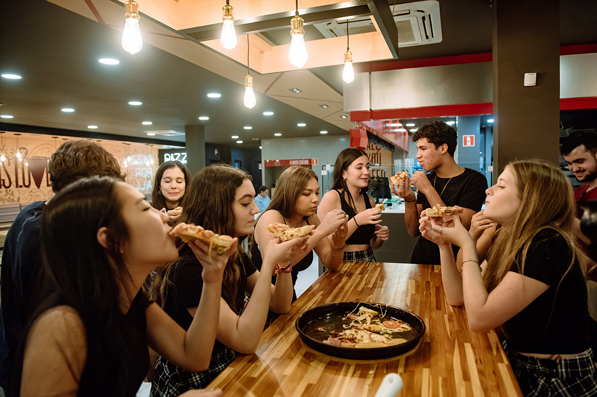 Comendo pizza com os amigos