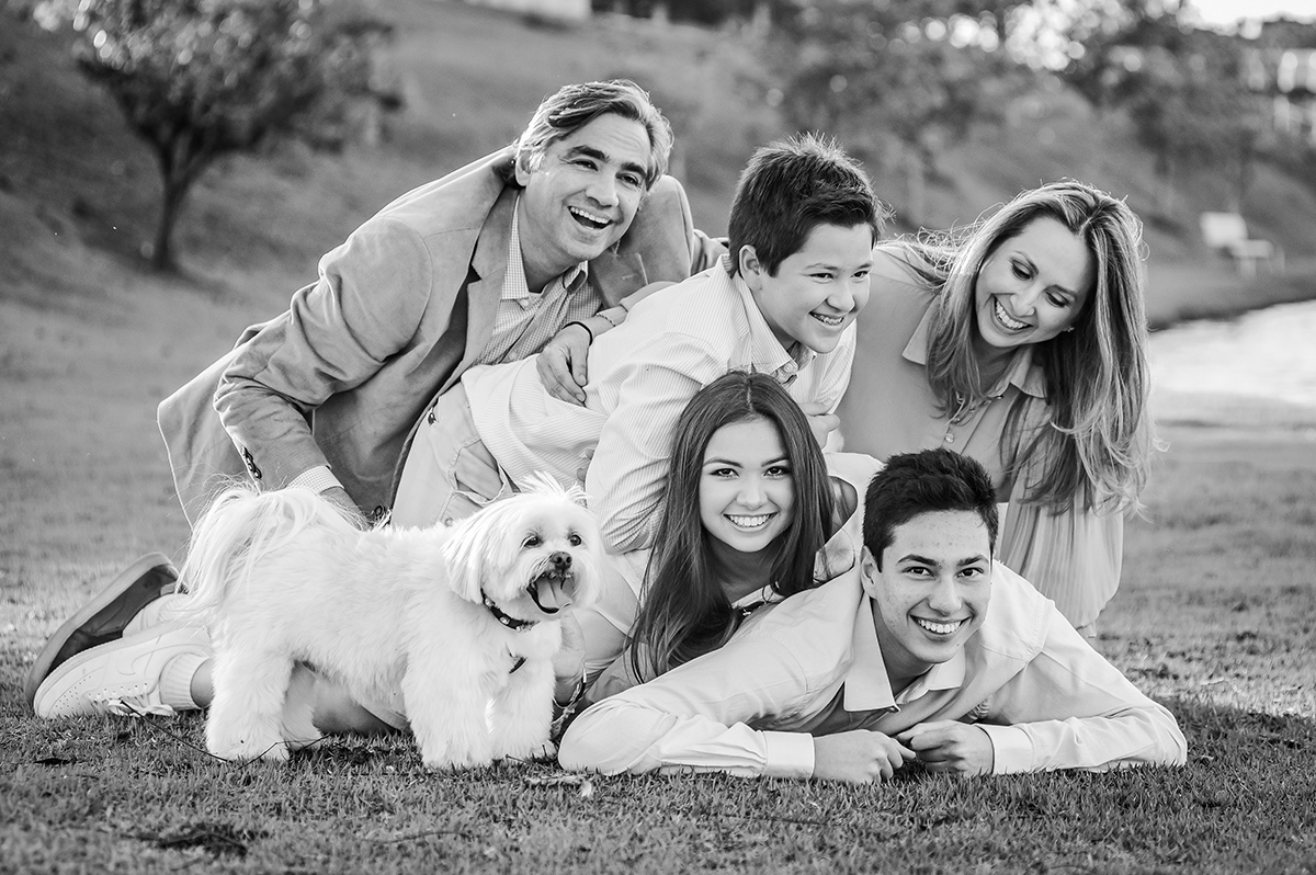 Ensaio divertido com a família e o cachorro