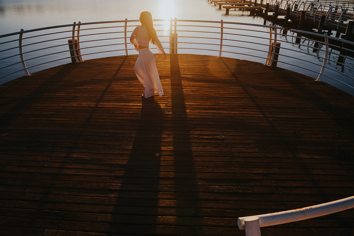 Debutante dançando no pôr-do-sol