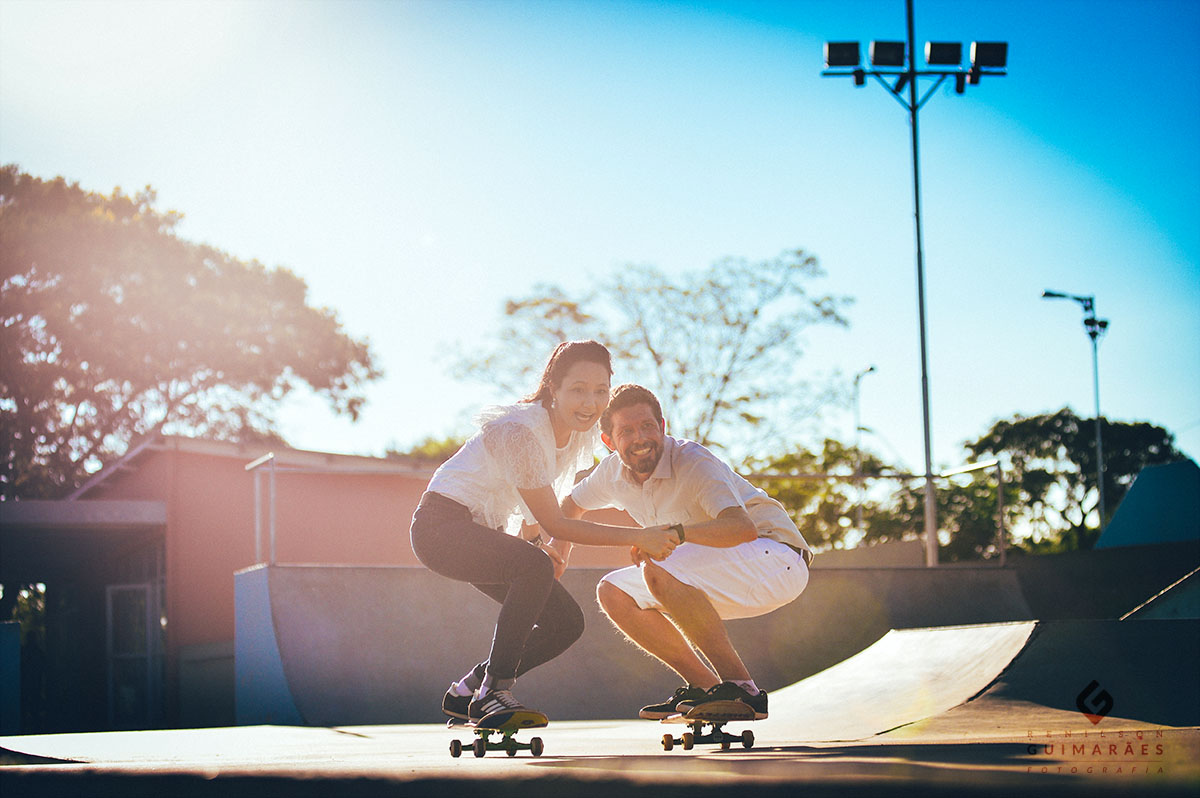 Os noivos andando de skate em Londrina