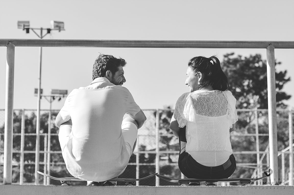 Os noivos andando de skate em Londrina