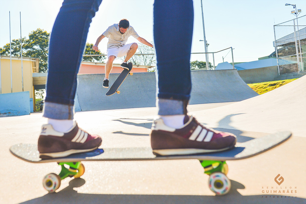 Os noivos andando de skate em Londrina