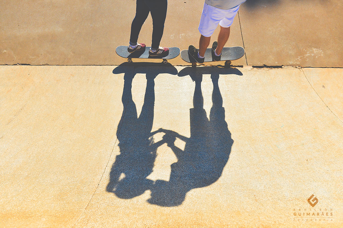 Os noivos andando de skate em Londrina