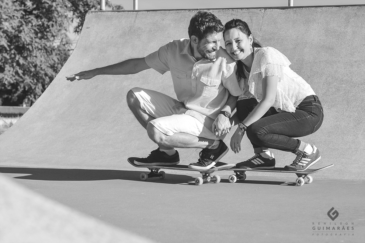 Os noivos andando de skate em Londrina