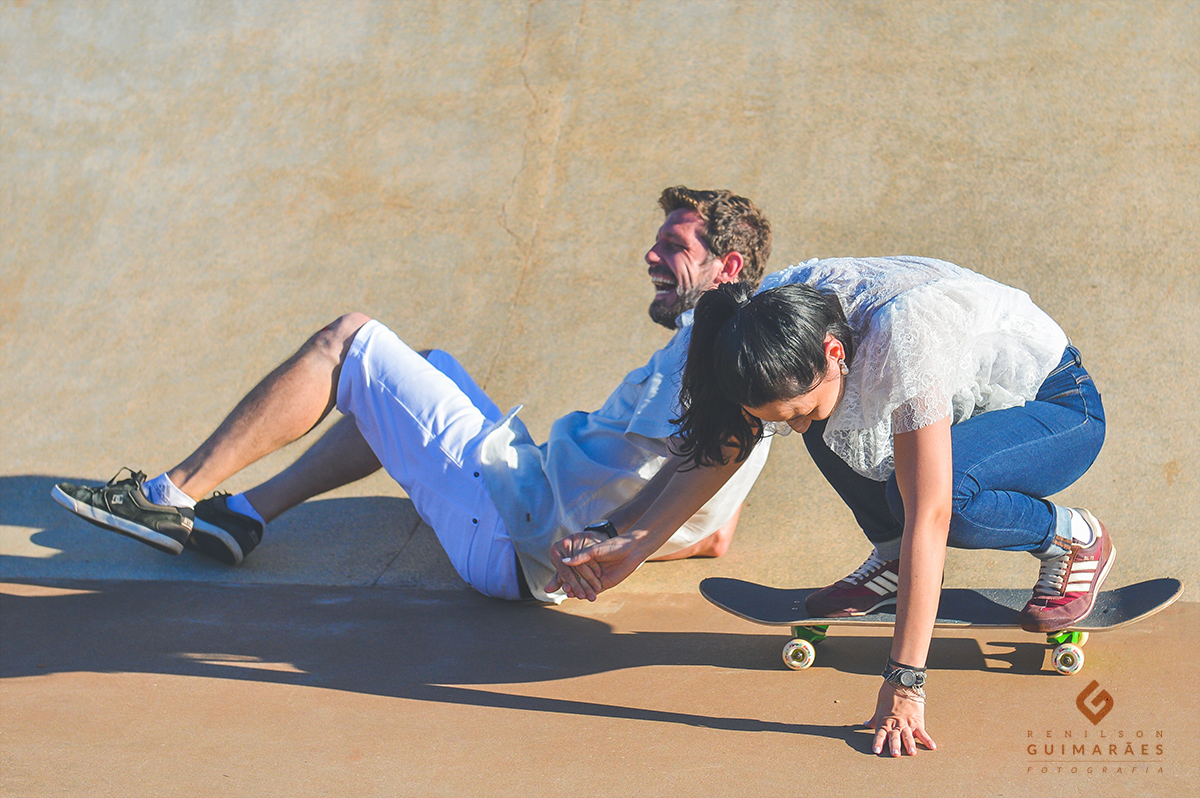 Os noivos andando de skate em Londrina