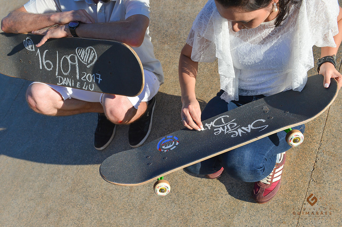 A noiva escreve save the date no skate
