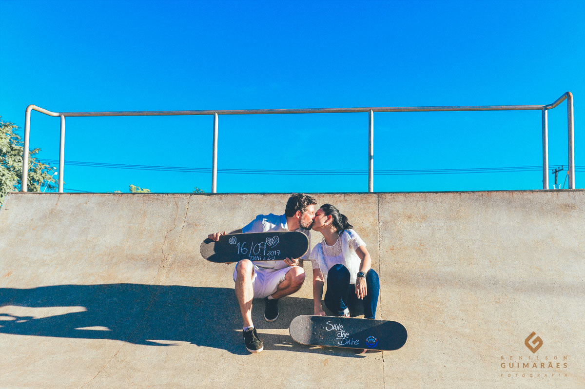 Os noivos andando de skate em Londrina