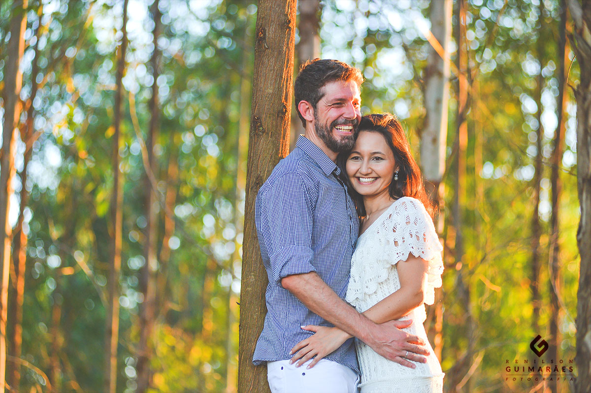 Fotos dos noivos em eucaliptos na toca de assis