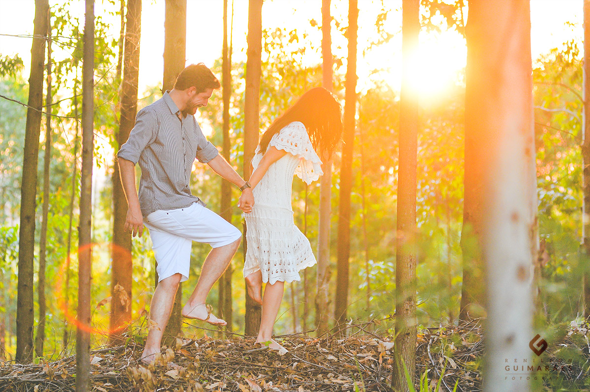 Fotos dos noivos em eucaliptos na toca de assis