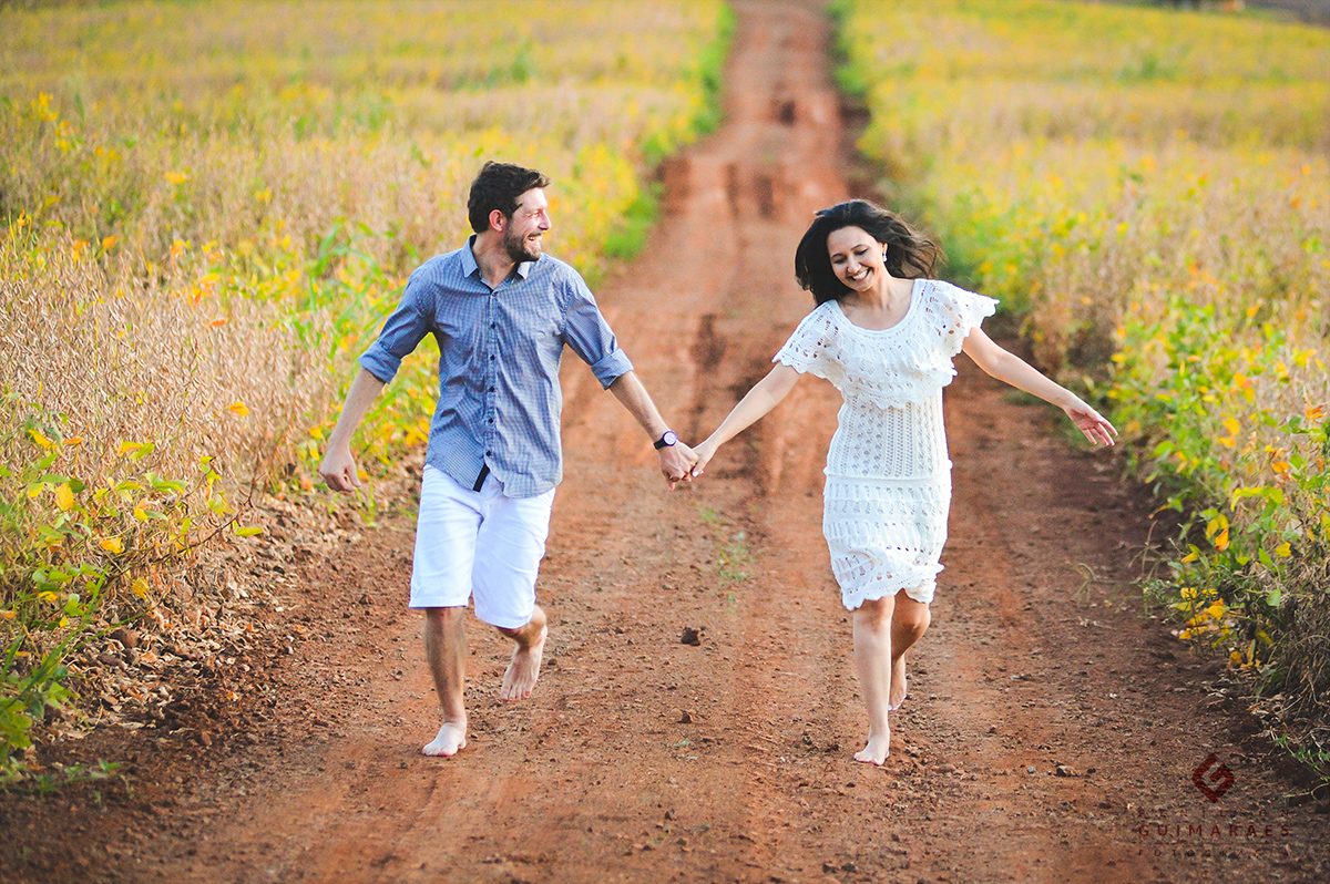 Noivos correndo em estrada de chão